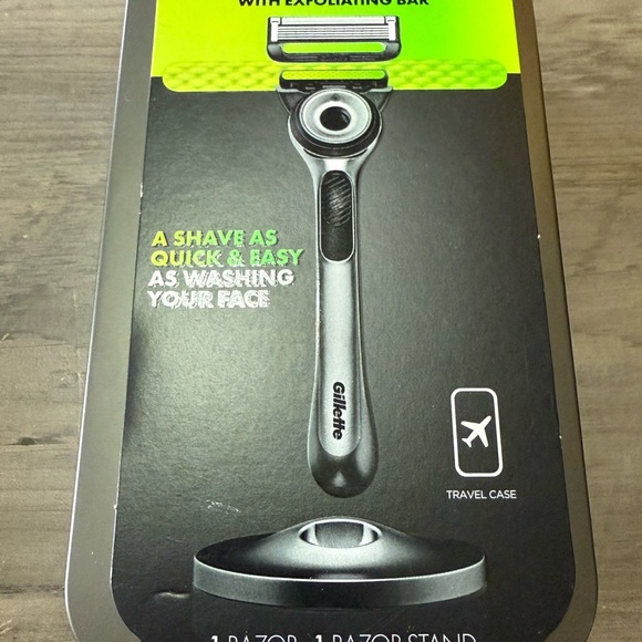 Gillette Exfoliating Razor, Stand, 3 Carts & Travel Case- New! - Picture 1 of 2